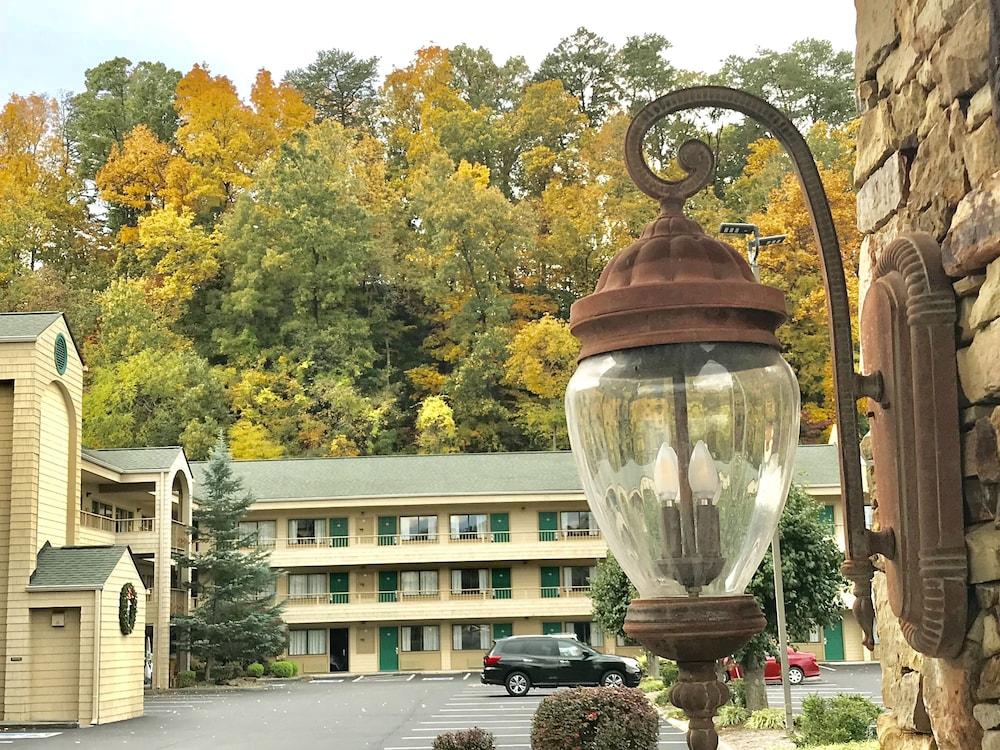Quality Inn & Suites At Dollywood Lane Pigeon Forge Exterior foto
